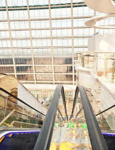 Shopping mall curtain wall
